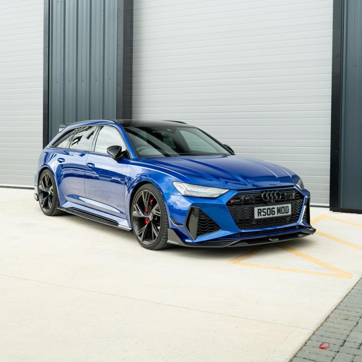 Carbon fibre front bumper vent trim for Audi RS6/RS7 C8 Avant 2019+ by CT Carbon, showcasing sleek, lightweight accessory details.