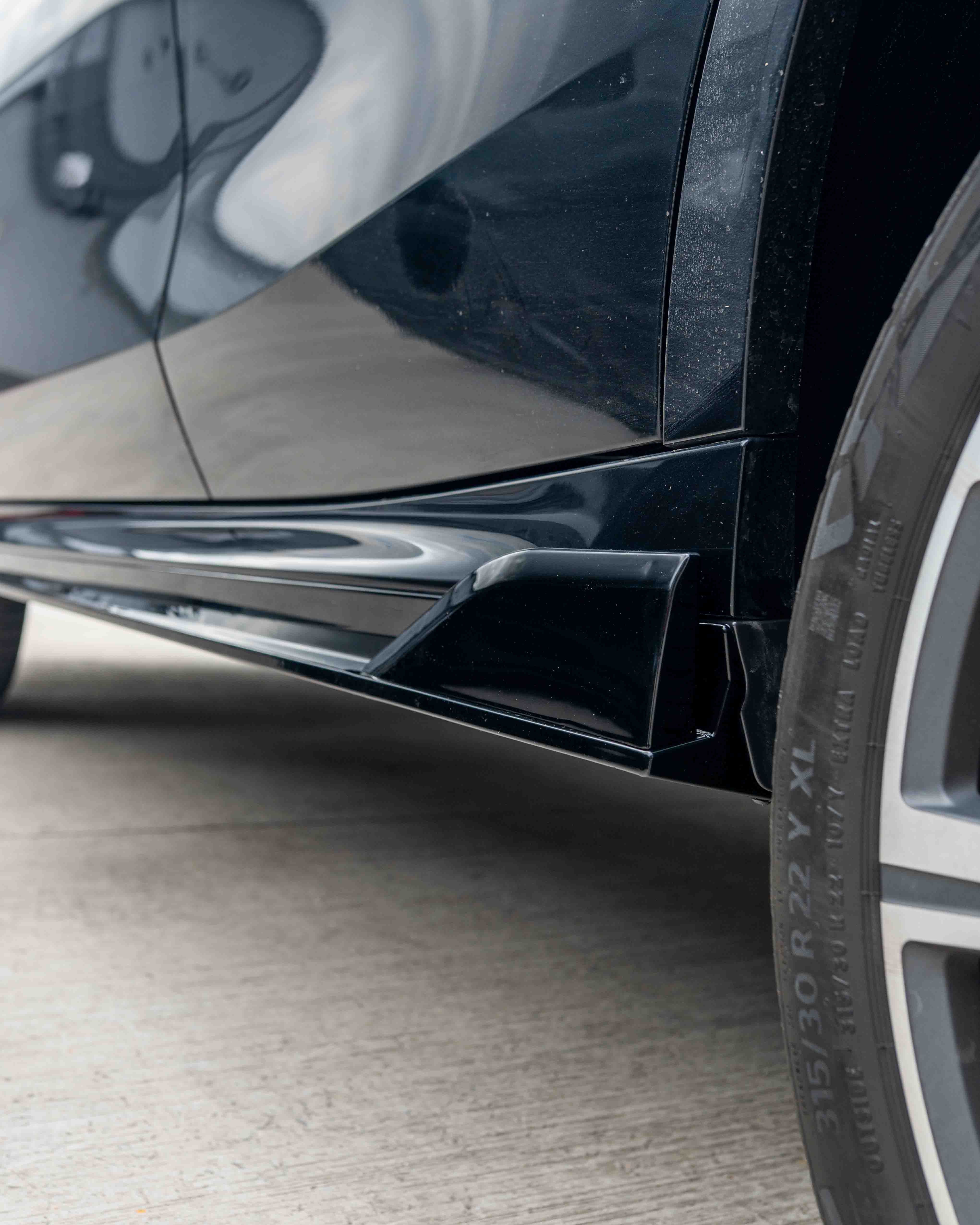 BMW G06 X6 Pre-LCI 2020-2024 CT Carbon full gloss black kit, featuring sleek, high-quality exterior parts for enhanced style.