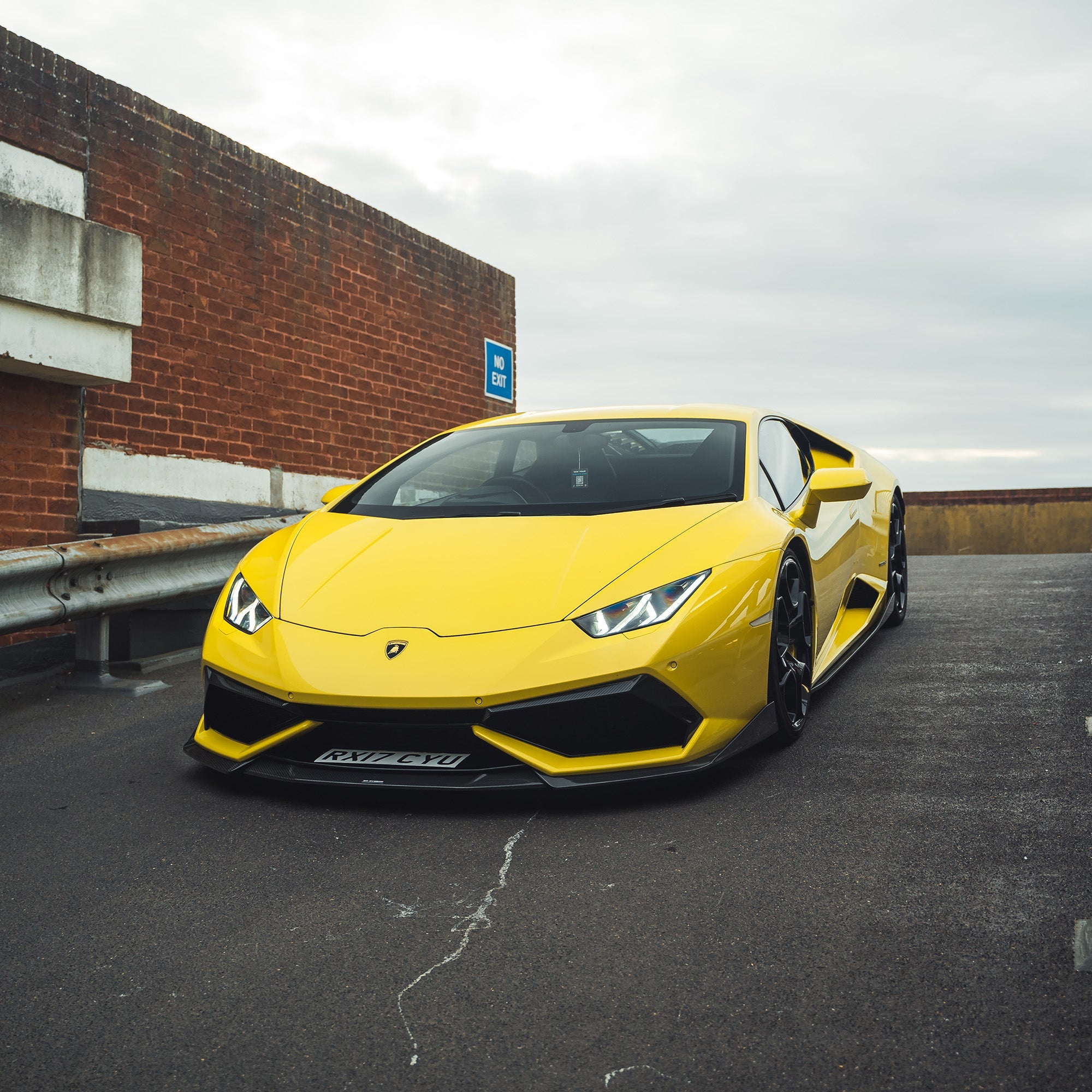 Lamborghini Huracan LP-610 carbon fibre side skirts by CT Design installed on the car, showcasing sleek aerodynamic enhancements.