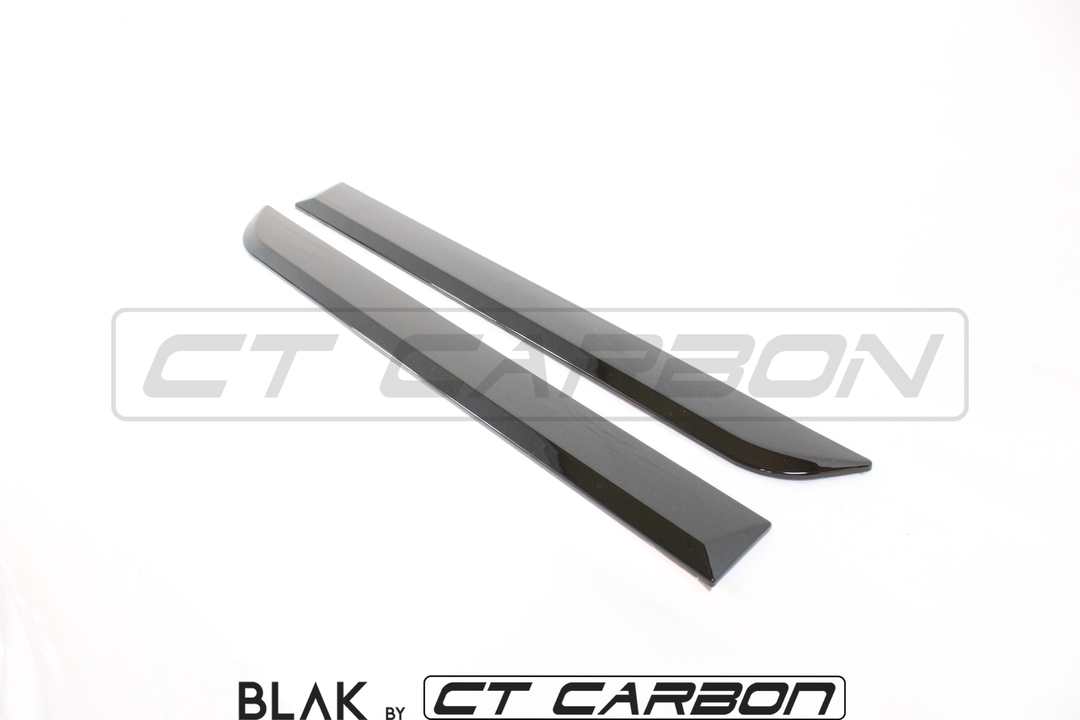 Black full trim kit for Land Rover Discovery 5 from CT Carbon, featuring black accents and trim details for 2016+ models.