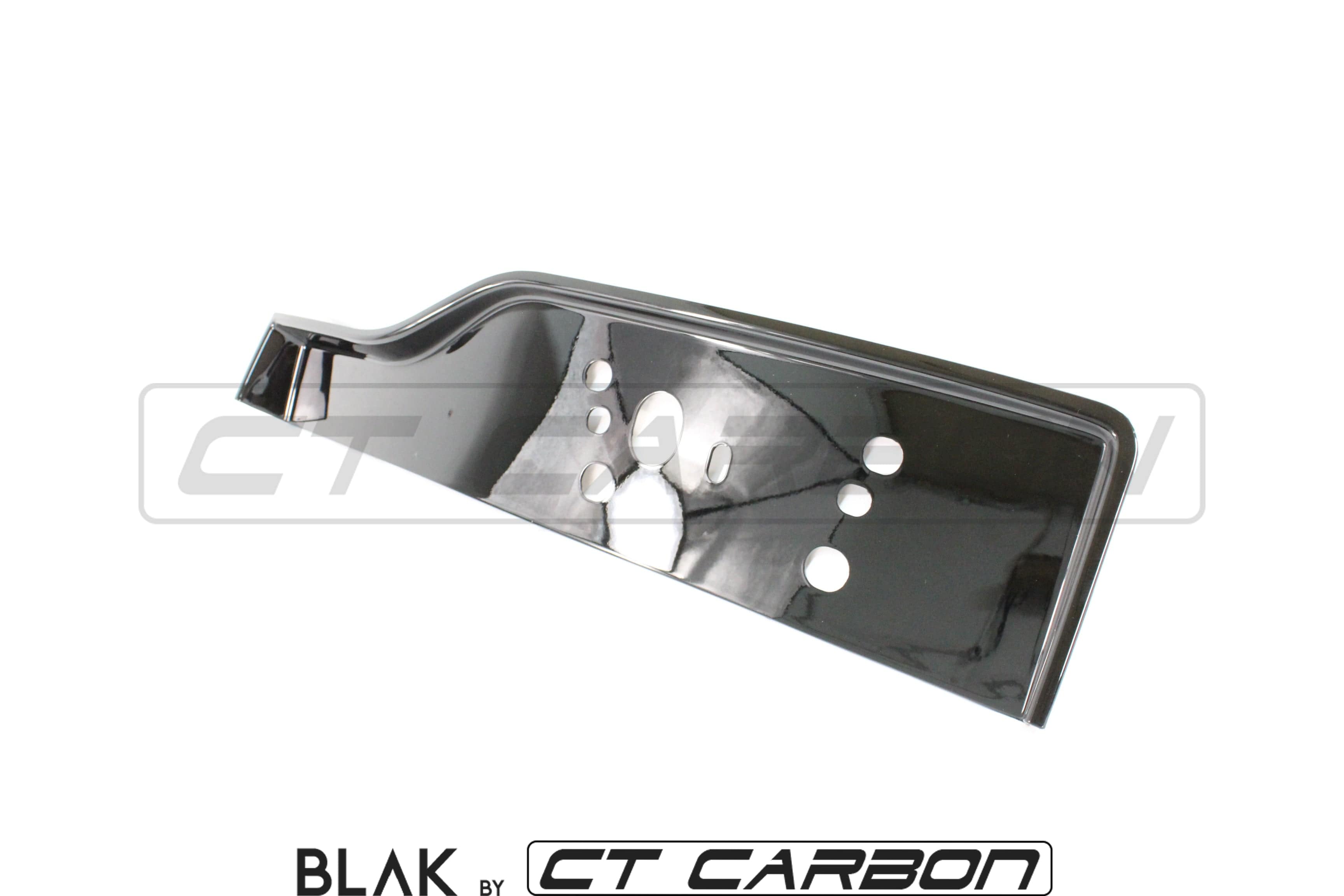 Full black edition trim kit for Land Rover Discovery 5 by CT Carbon, featuring black accents and stylish upgrade details.