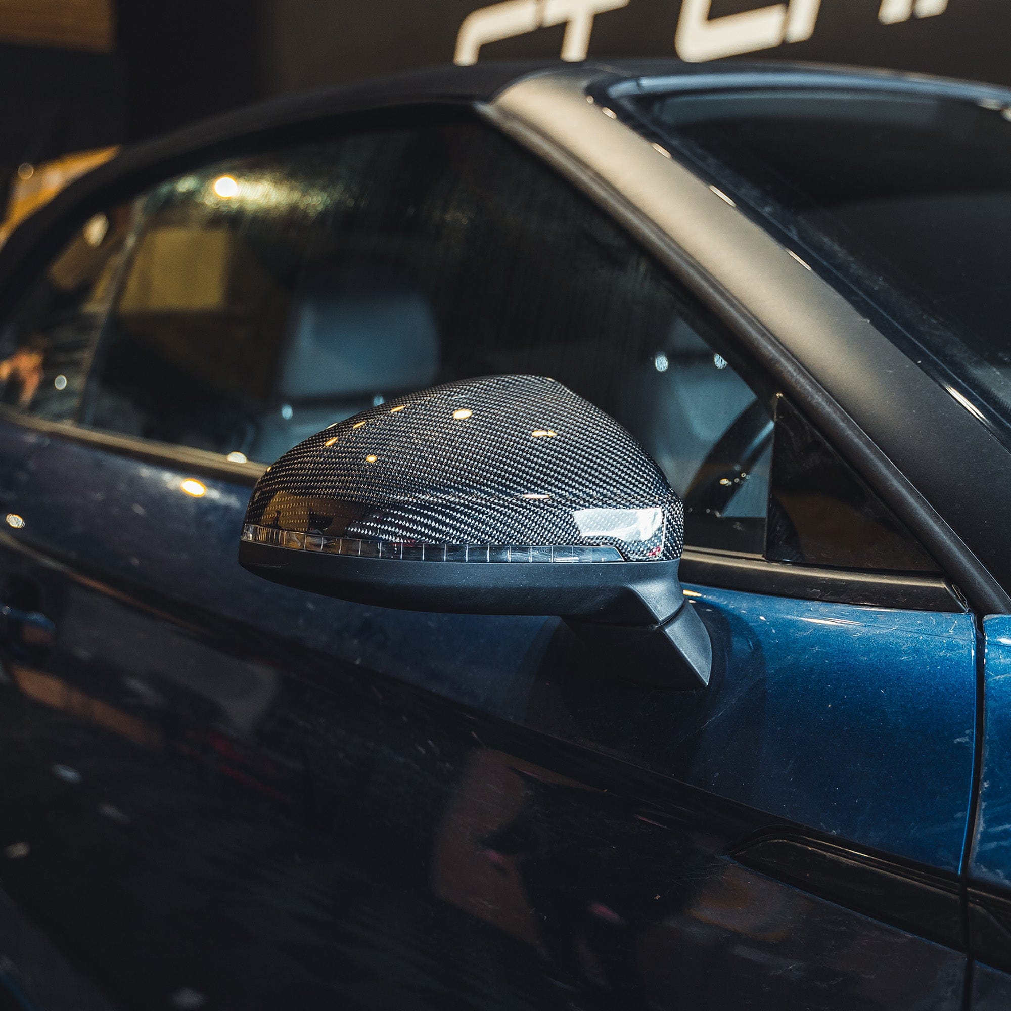 Black carbon fiber side mirrors for Audi A4, S4, A5, S5 B9 models, replacement accessories by CT Carbon.