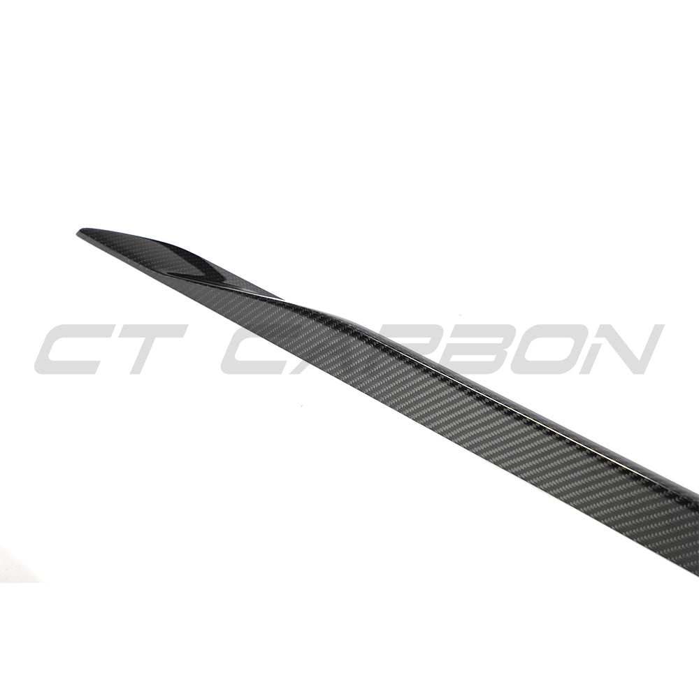 BMW 5 Series G60/G61 2024+ CT Carbon carbon fiber side skirts installed on the vehicle, enhancing sporty appearance and aerodynamics.