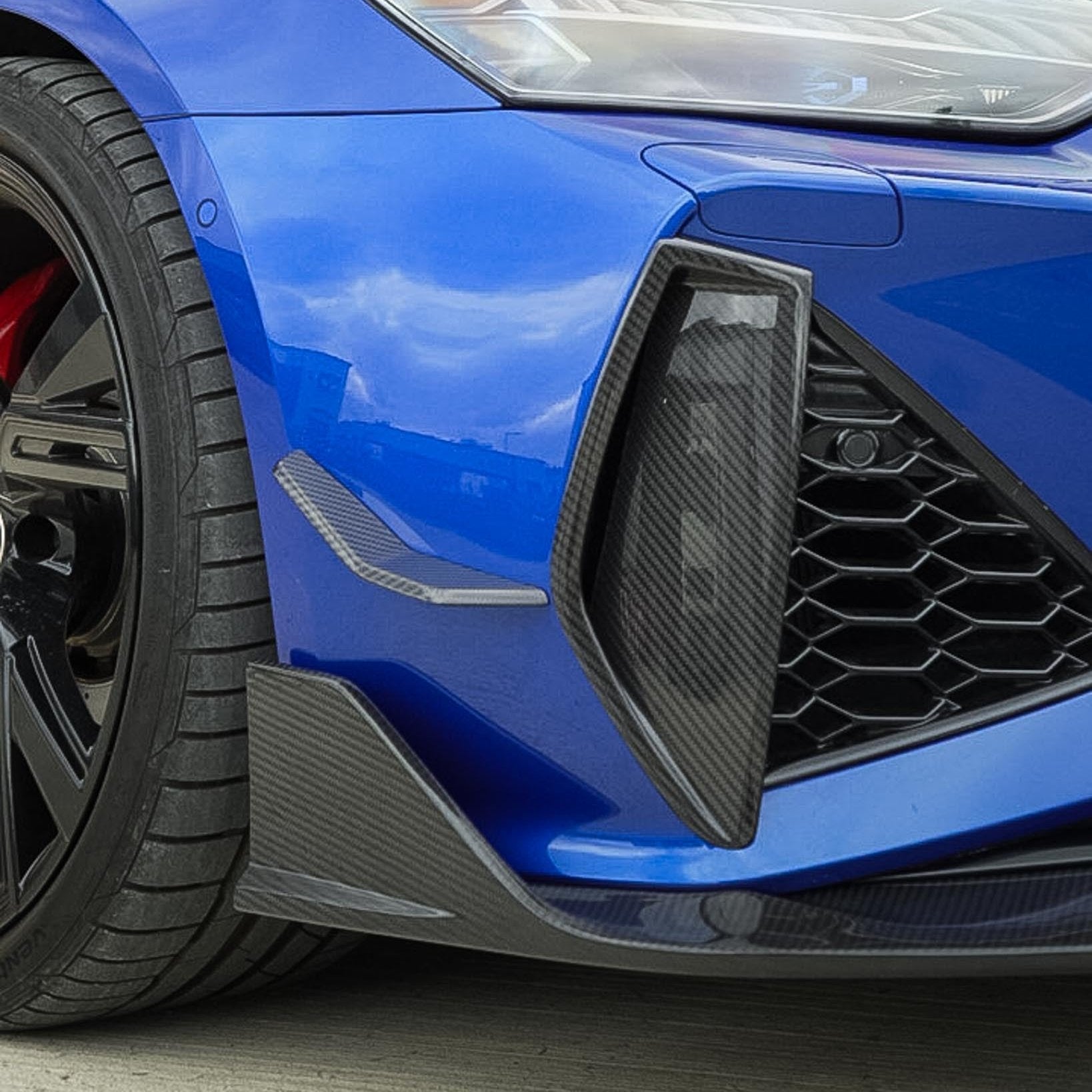 Carbon fibre front bumper vent trim for Audi RS6/RS7 C8 Avant 2019+ by CT Carbon, showcasing sleek automotive accessory details.