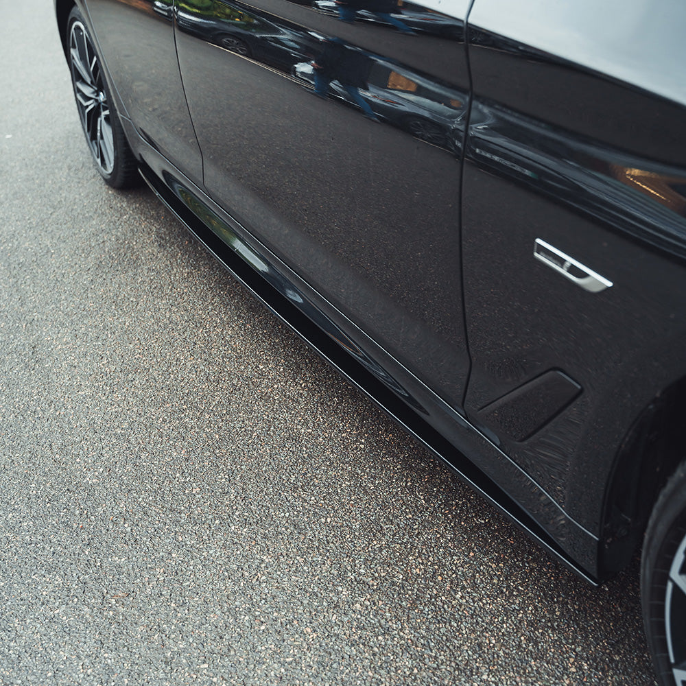 BMW 5 Series G30 LCI 2021+ V4 gloss black kit by CT Carbon, featuring sleek carbon fiber accents and styling components.