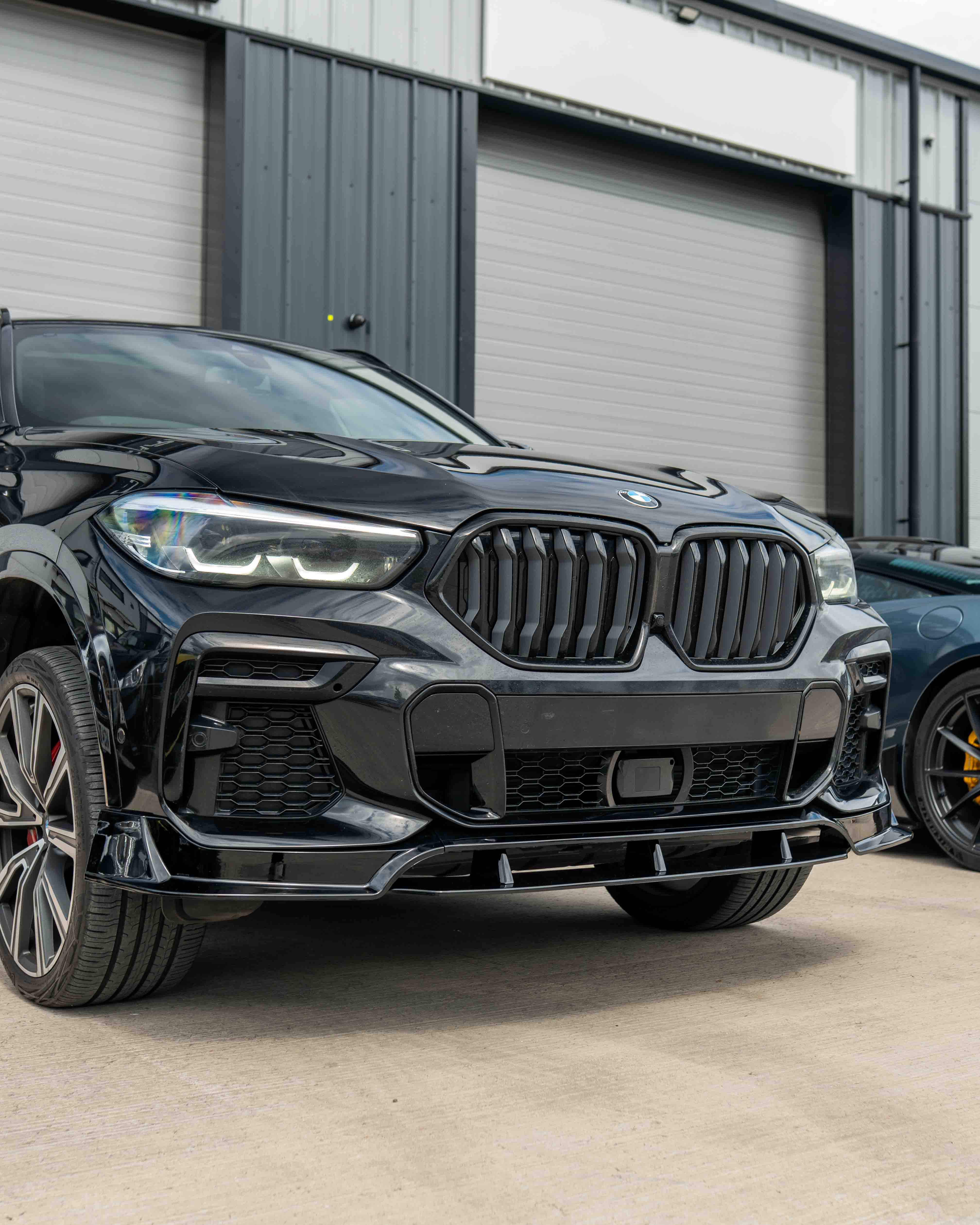 BMW G06 X6 Pre-LCI 2020-2024 CT Carbon full gloss black kit shown on vehicle with sleek black finish and detailed components.