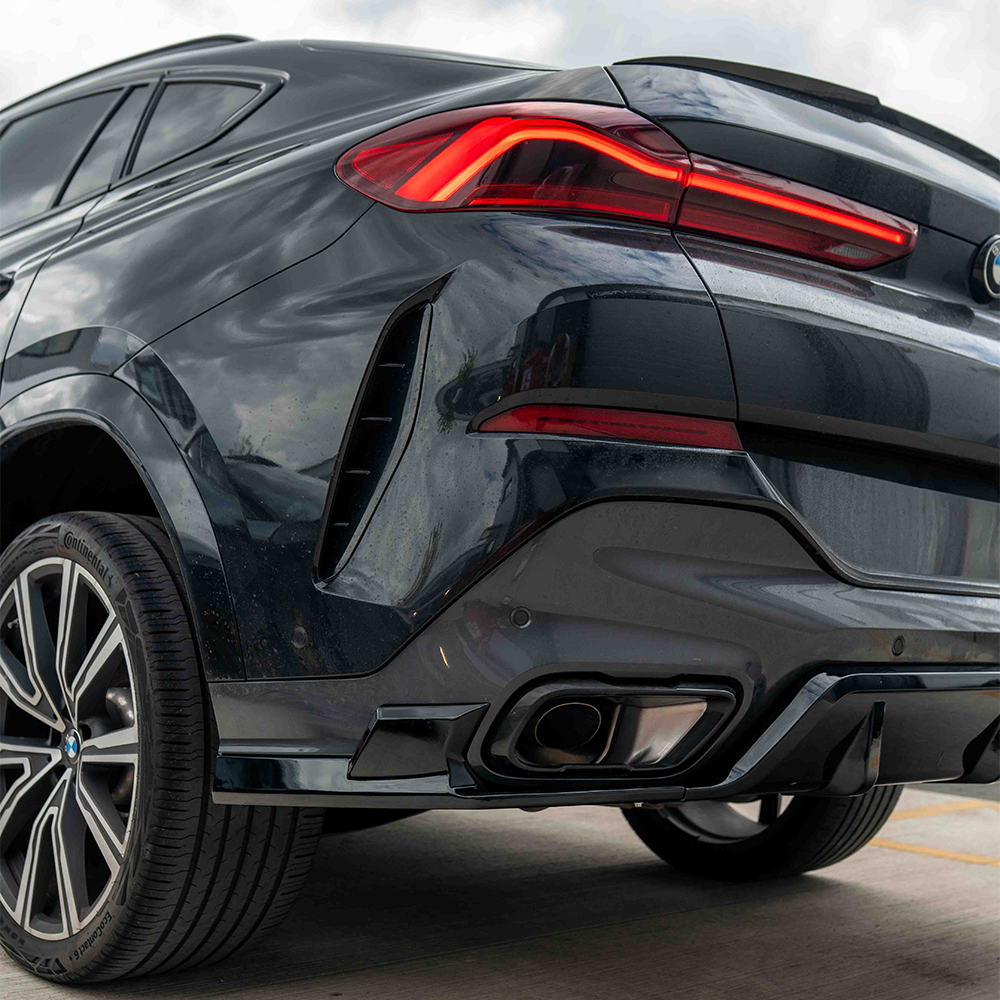 BMW G06 X6 Pre-LCI 2020-2024 CT Carbon full gloss black kit, featuring textured car body parts and trim for a sleek, stylish look.