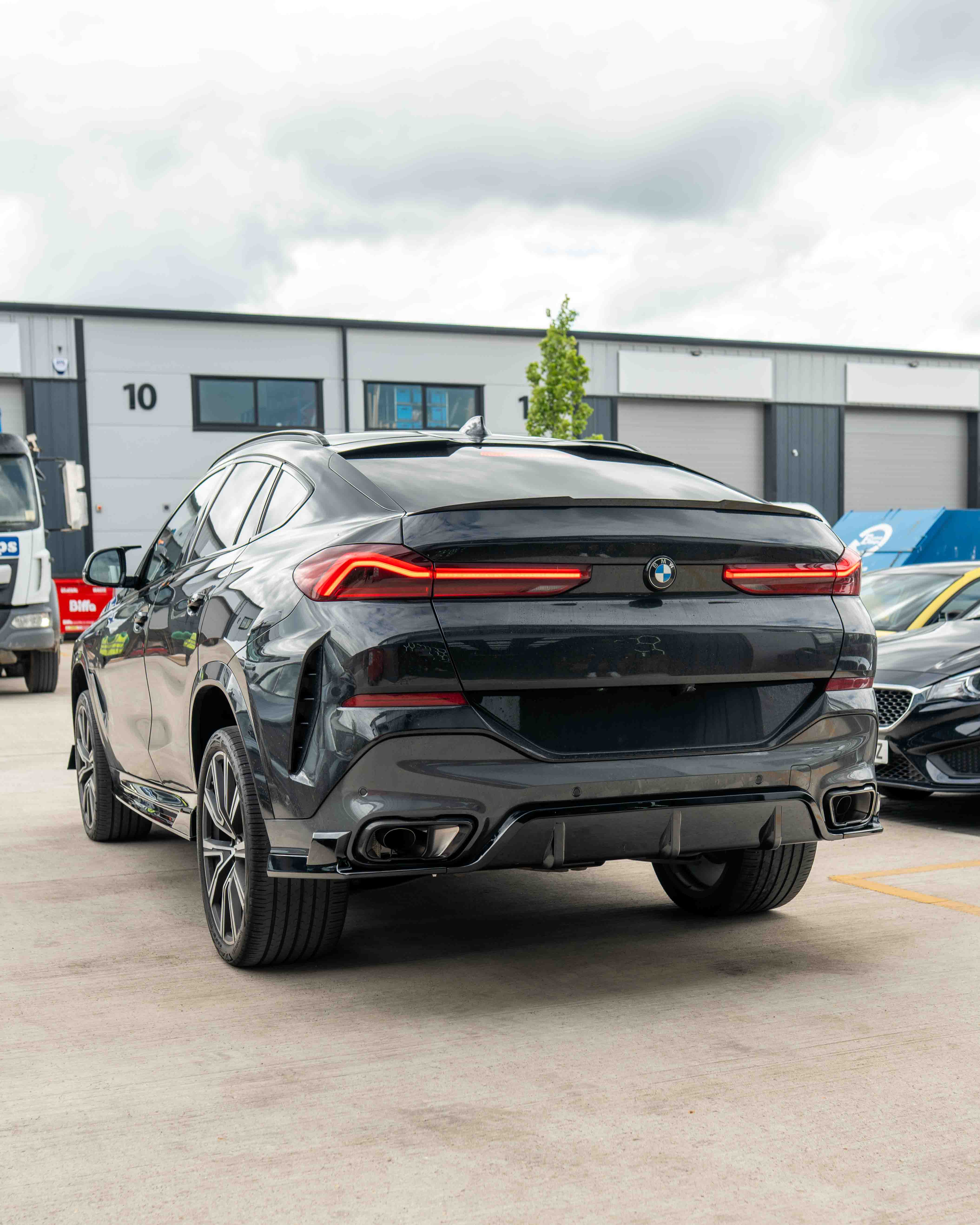 BMW G06 X6 PRE-LCI 2020-2024 CT Carbon full gloss black kit, featuring sleek exterior parts for a stylish upgrade