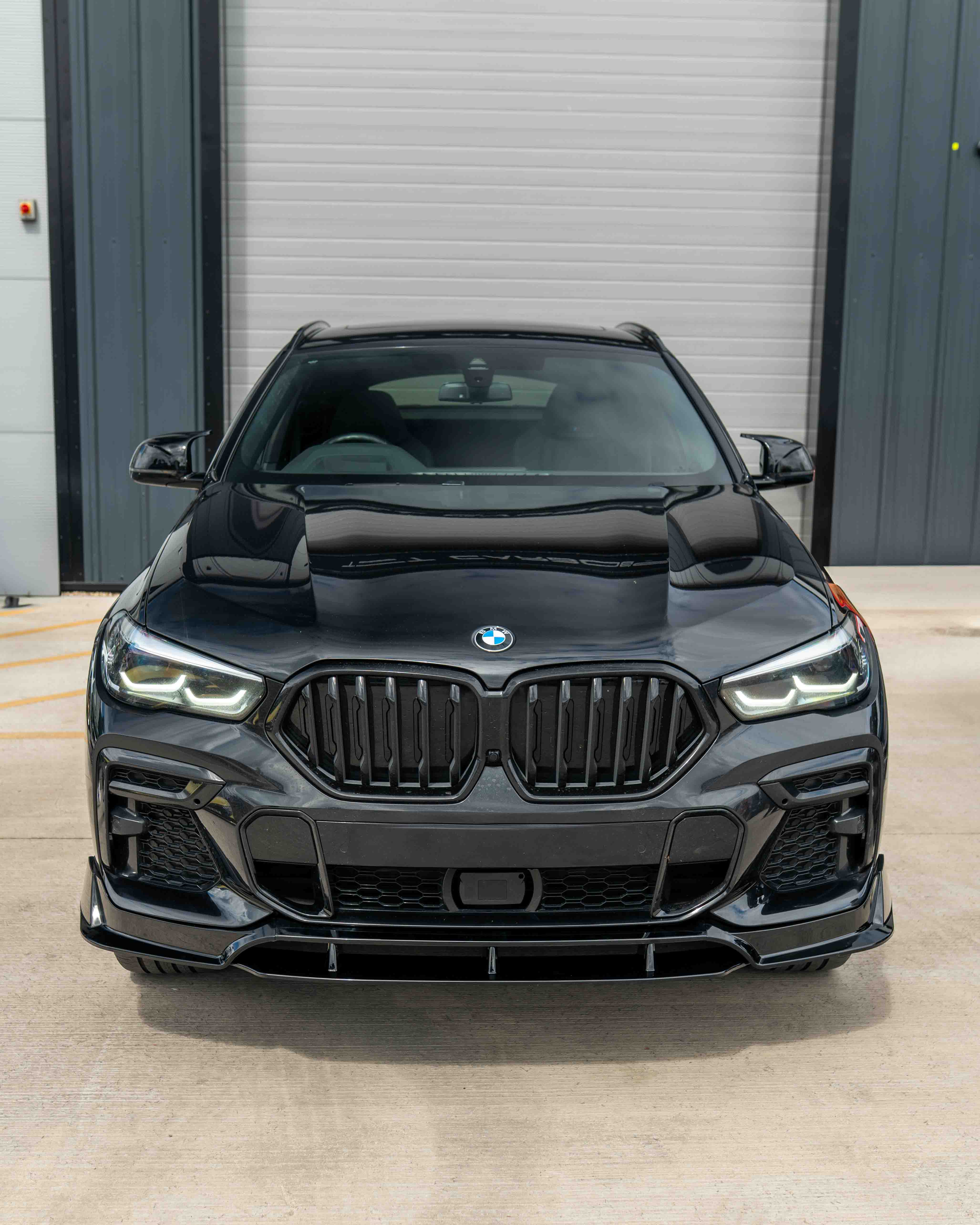 BMW G06 X6 PRE-LCI 2020-2024 CT Carbon full gloss black kit, includes various exterior parts for a sleek, unified look.