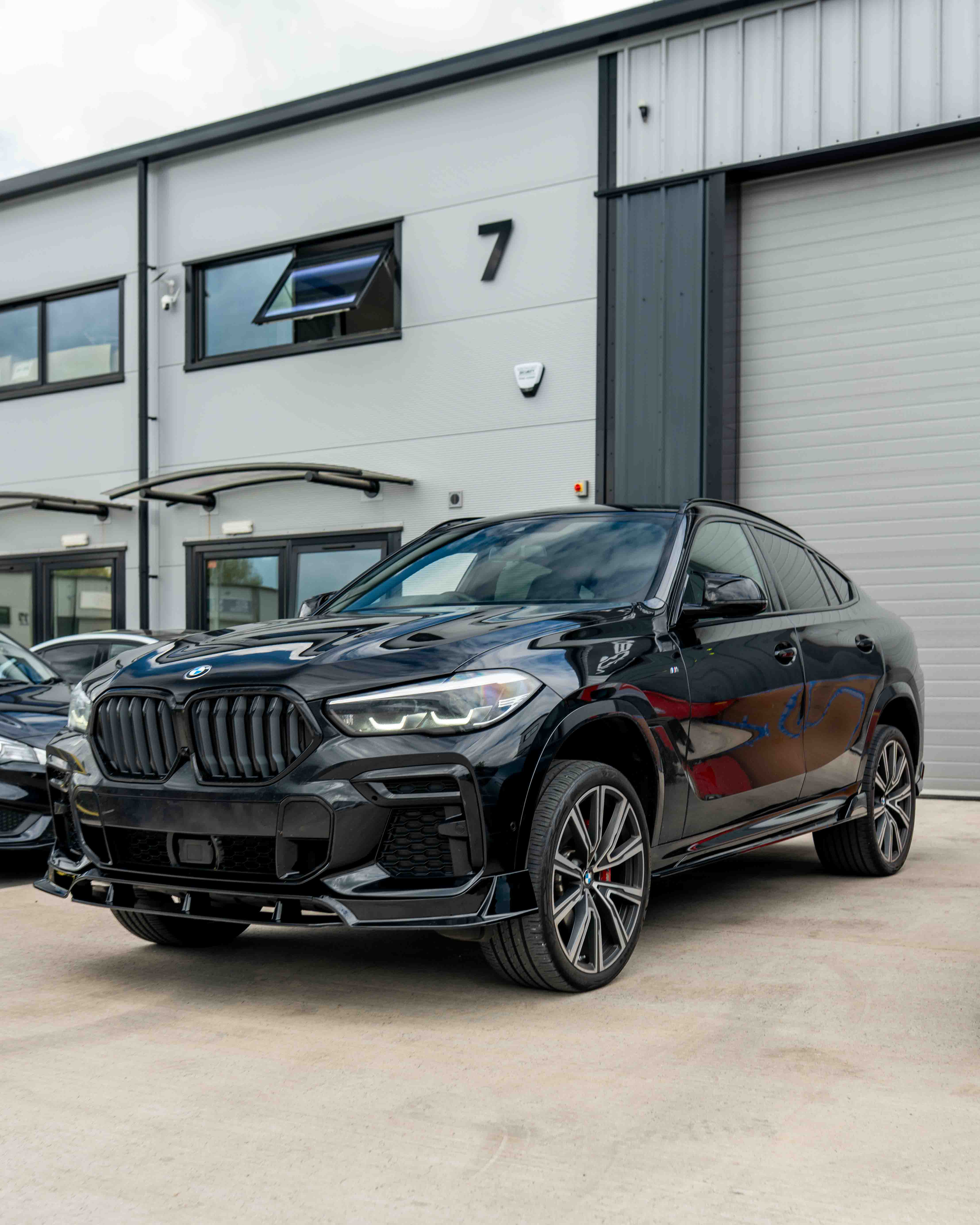 BMW G06 X6 Pre-LCI 2020-2024 CT Carbon full gloss black kit, includes detailed close-up of the sleek black exterior components.