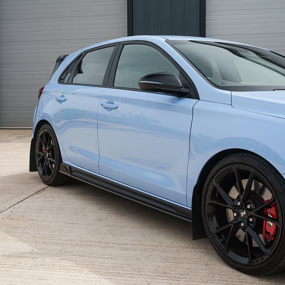 Hyundai i30N CT Carbon side skirts made of carbon fibre, featuring sleek design and aerodynamic enhancements.