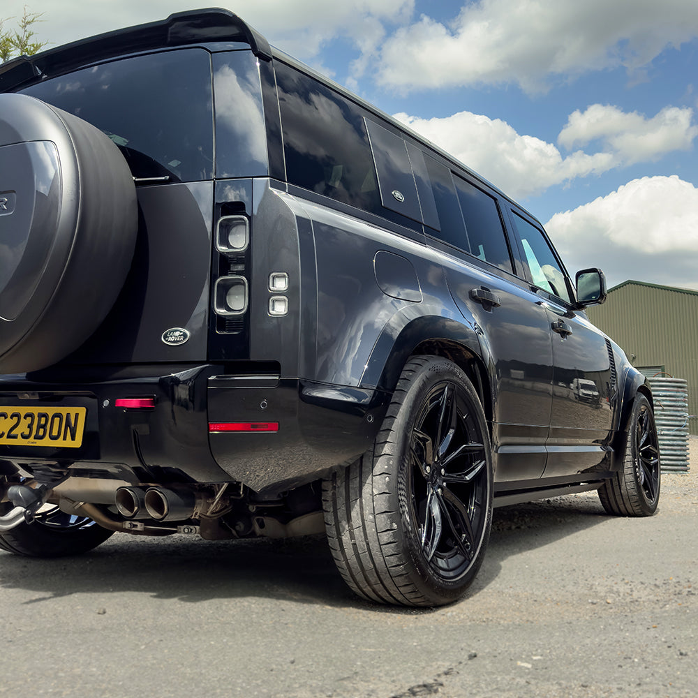 CT Carbon gloss black bumper corners for Land Rover Defender L663 90/110 front and rear, featuring durable, stylish design.