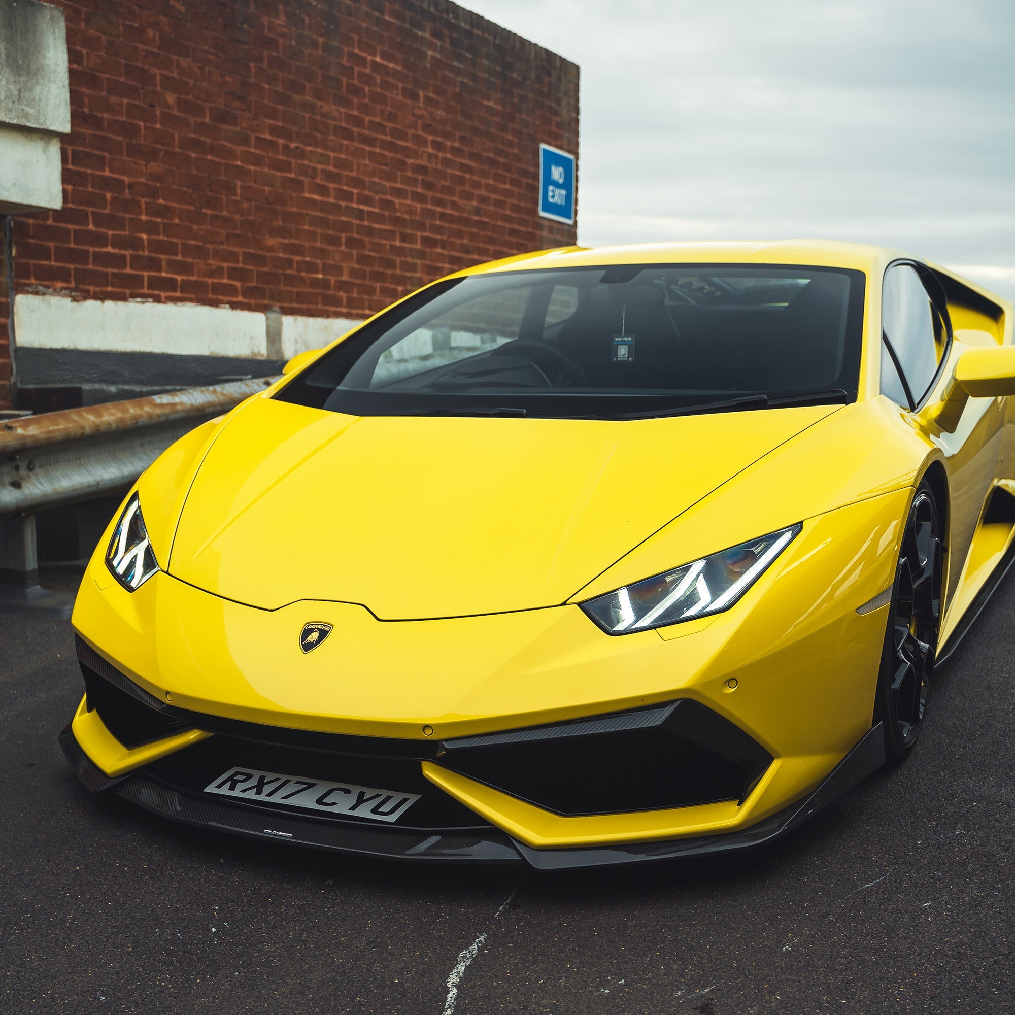 Lamborghini Huracan LP-610 carbon fibre full kit by CT Design, featuring sleek carbon fibre components on the sports car.
