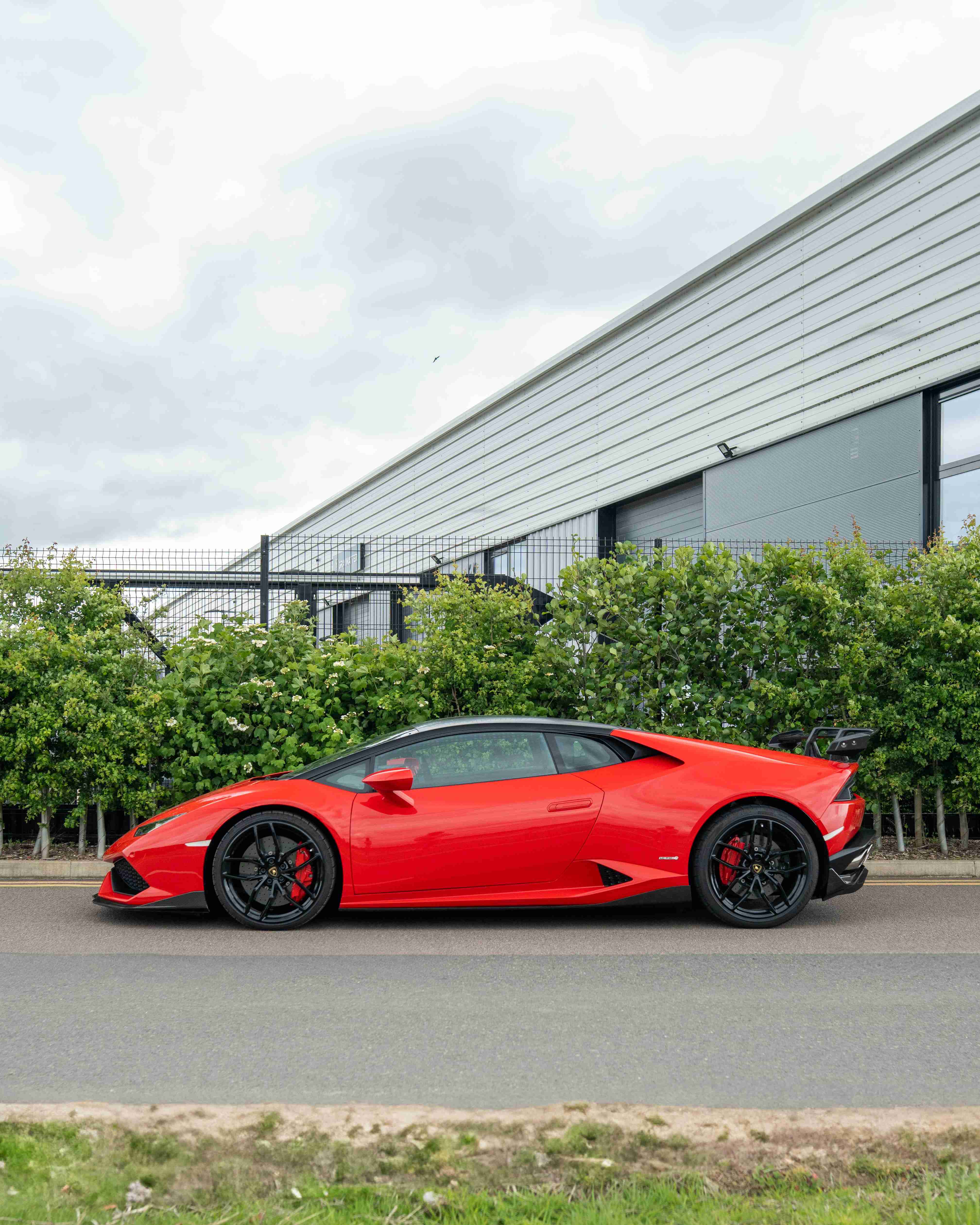 Lamborghini Huracan LP-610 carbon fibre full kit by CT Design, featuring detailed carbon fibre components on a sleek sports car.