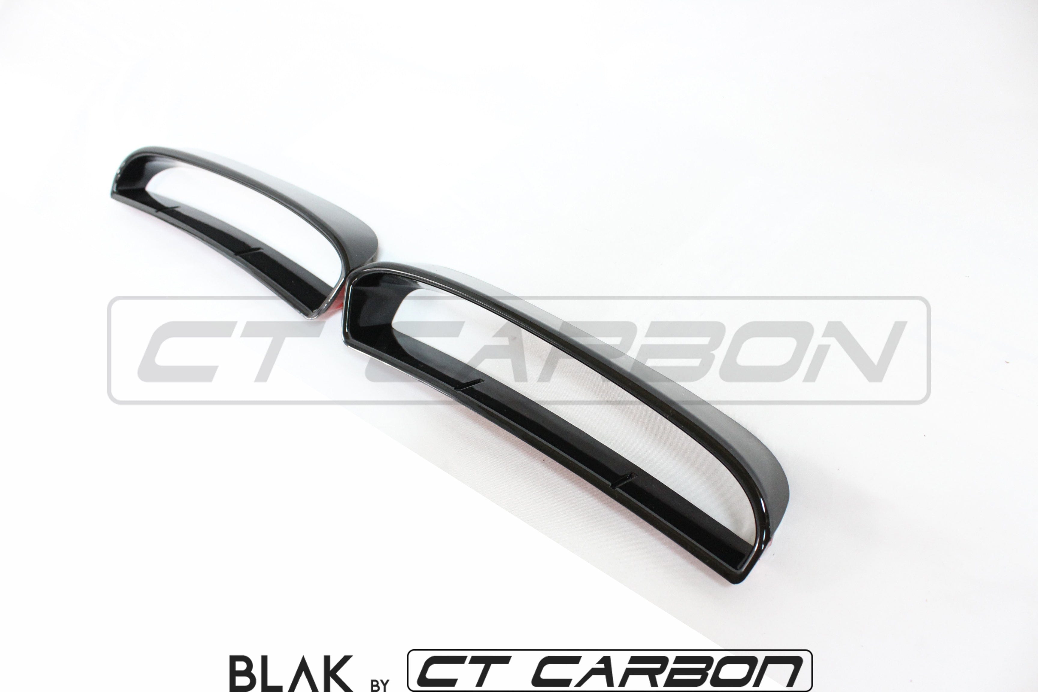 Full black edition trim kit for Land Rover Discovery 5 by CT Carbon, showcasing black exterior accents and trim enhancements.