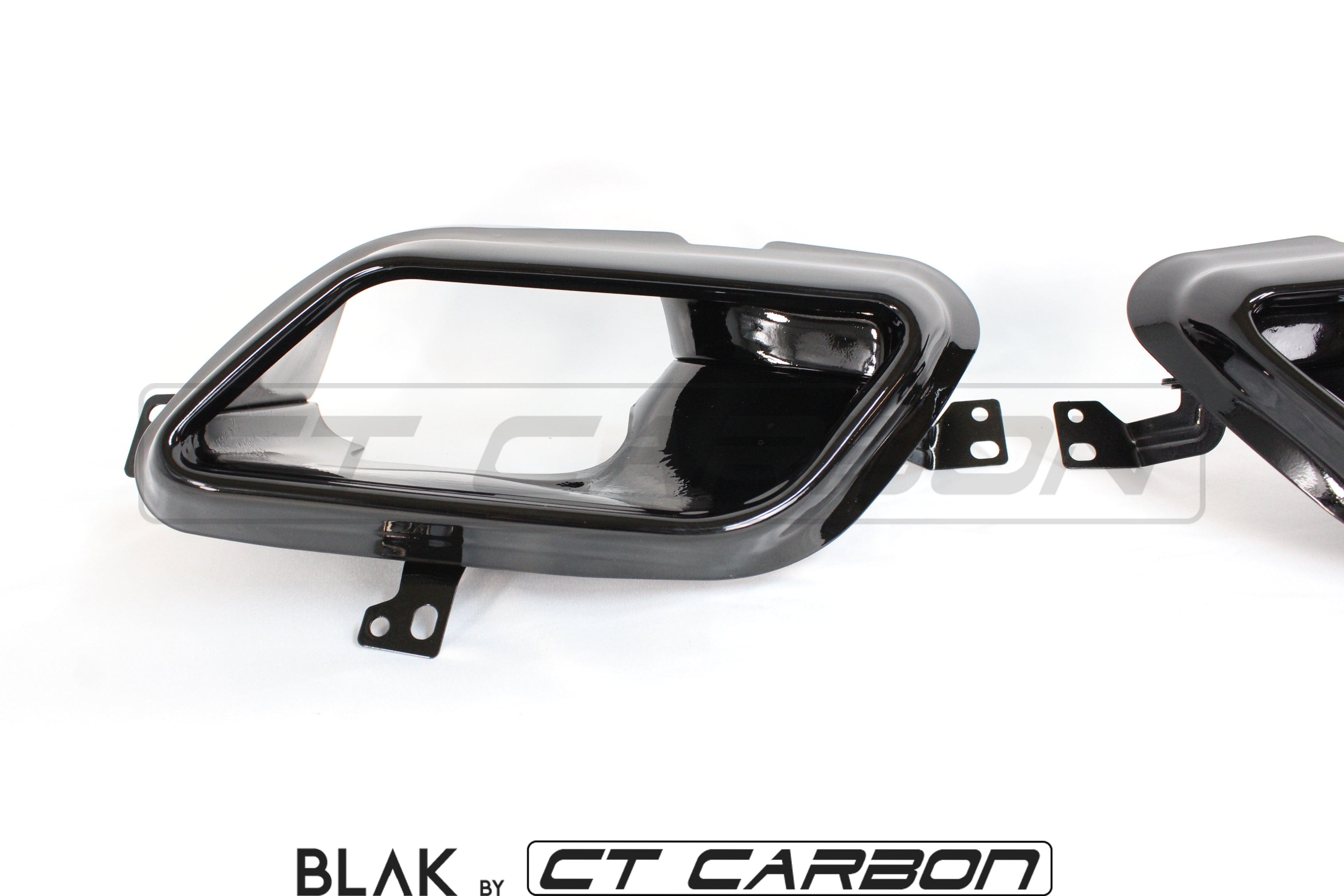 Full black edition Range Rover Velar trim pack kit by CT Carbon, featuring sleek black accents on the 2017+ model.
