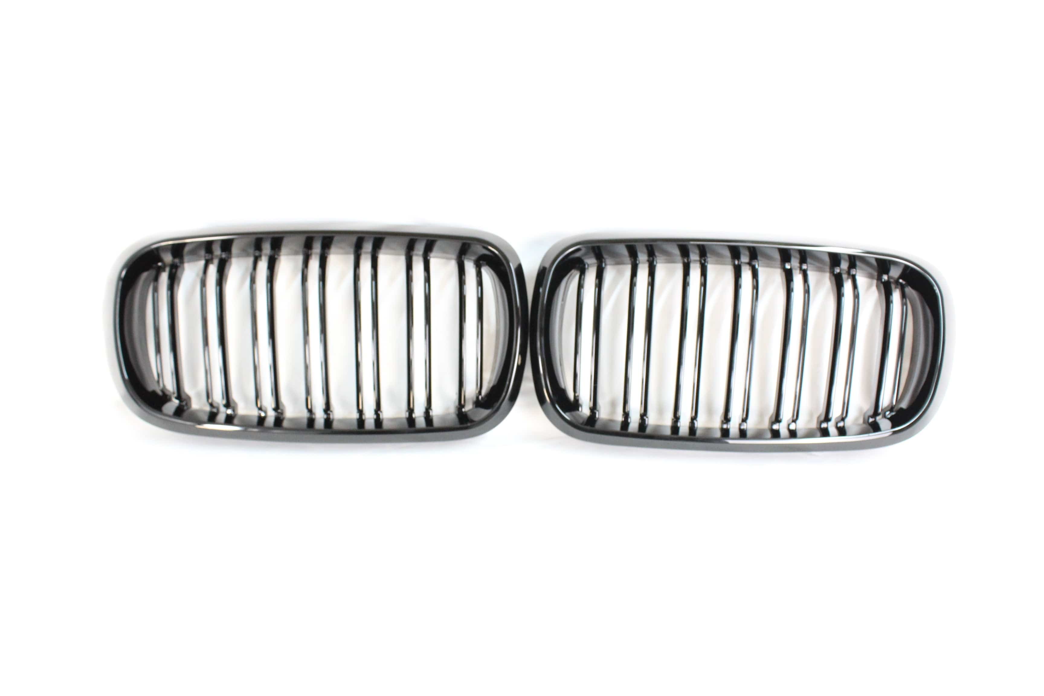 Black CT Carbon double slat grille for BMW X5M F15 and X6M F16 models, showcasing sleek design and high-quality carbon fiber material.