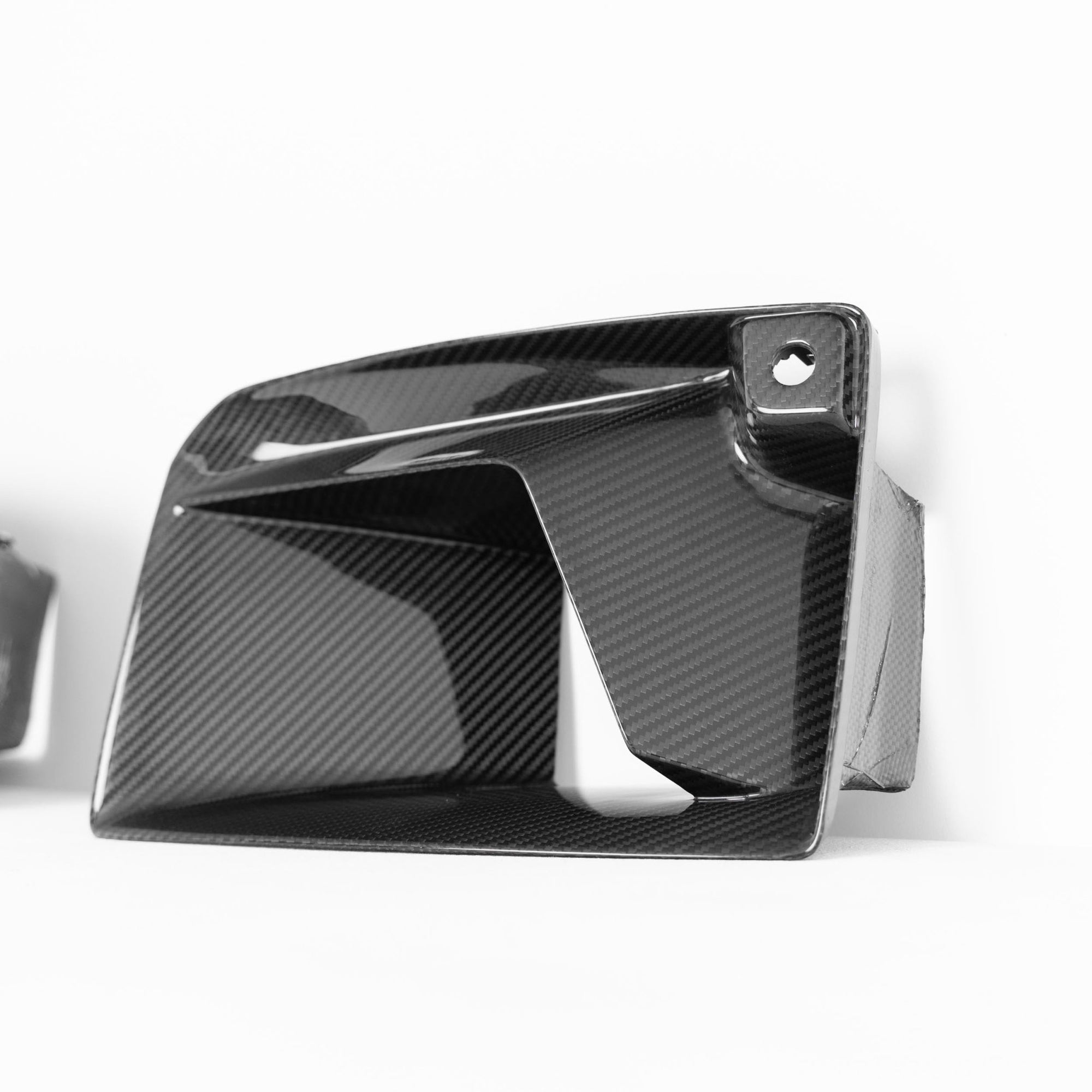 BMW M2 G87 front grill with pre-preg carbon fibre TR87 air ducts by TREVORA, showcasing sleek aerodynamic design.