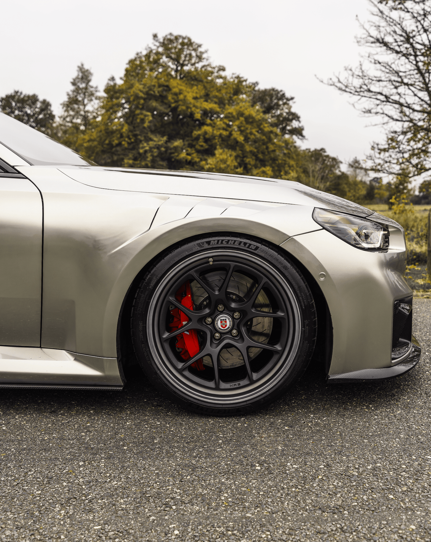 BMW M2 G87 front grill with Pre-Preg carbon fibre TR87 air ducts by TREVORA, showcasing sleek, lightweight automotive aerodynamics.