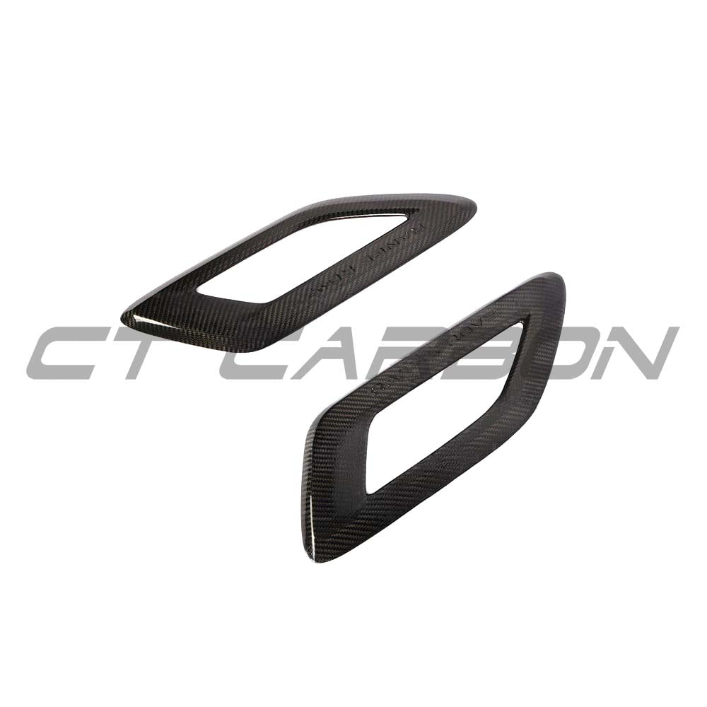 Close-up of CT Carbon carbon fibre bonnet intake trim on a Range Rover Sport L494, showcasing sleek, high-quality accessory details.